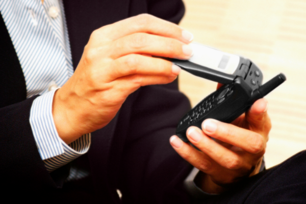 Person holding a flip phone