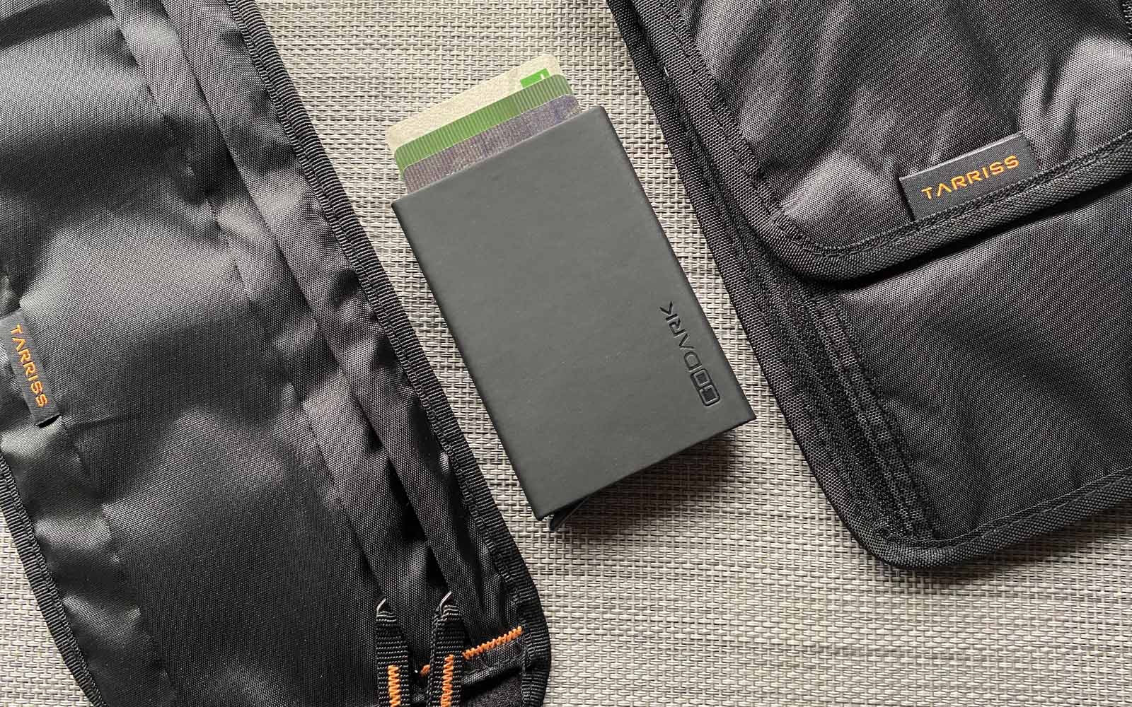 Shacke Hidden Travel Belt Wallet w/ RFID Blocker (Black with Black Strap) :  : Clothing, Shoes & Accessories